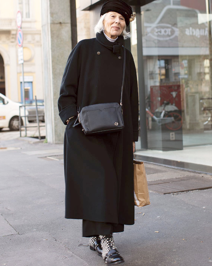 Les cheveux blancs si�ent particuli�rement bien aux total looks de noirs de caract�re !