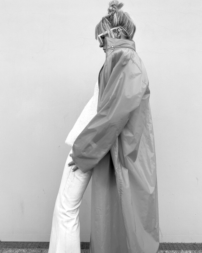 Chignon haut + frange + long K-Way = le bon mix