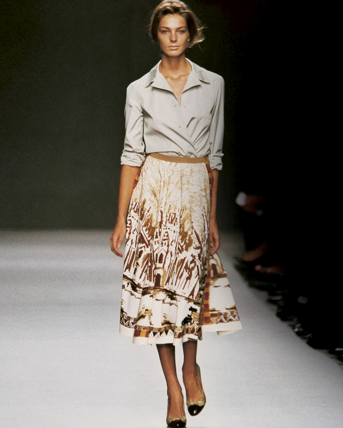 Il suffit parfois de porter sa chemise de mani�re l�g�rement diff�rente pour twister une tenue f�minine !