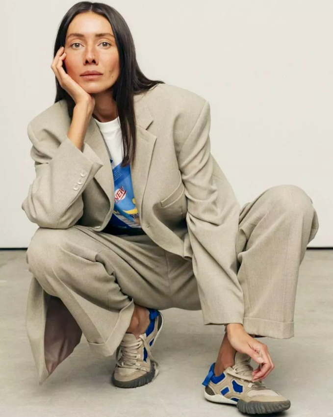 Rien de tel que le duo tee-shirt/baskets pour réveiller un costume !