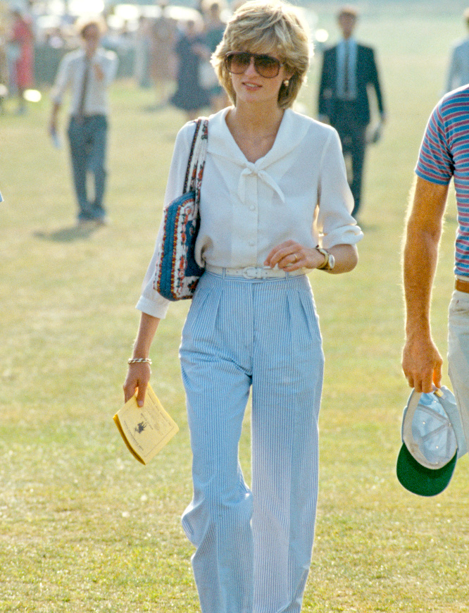 Rien de tel qu'une paire de lunettes aviateur pour twister un look sage !