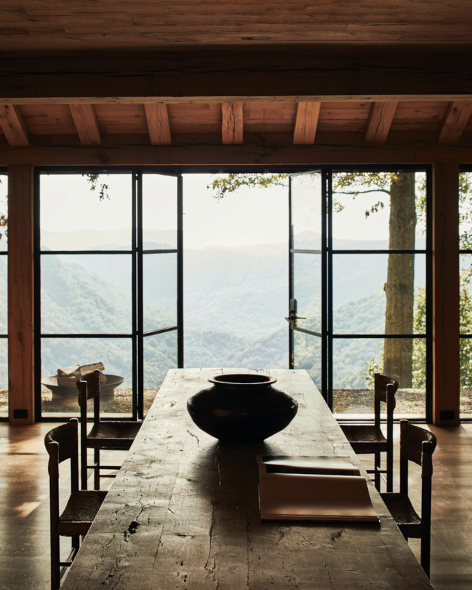 Table en bois brut + porte-fen�tre minimaliste + vue grandiose = le bon mix