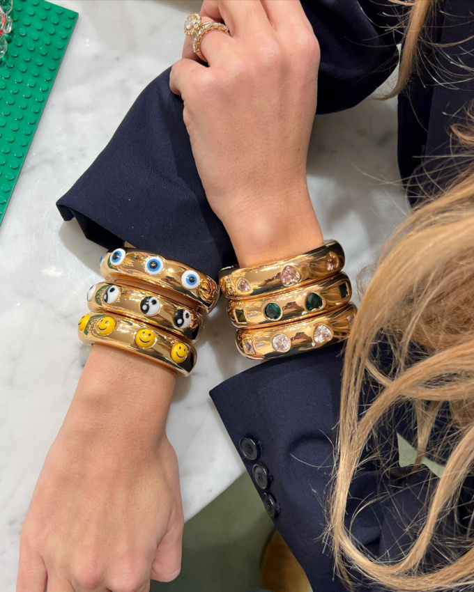 Accumulation de bracelets + sage blazer bleu marine = le bon mix