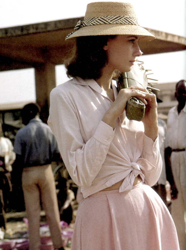 Rien de tel que le nouage de chemise sur le devant pour twister une ample jupe midi !