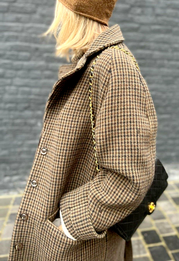 M�lant manteau country british et sac iconique, ce look a tout bon !