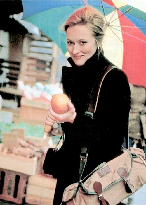 Manteau chic port� le col relev� + besace roots = le bon mix