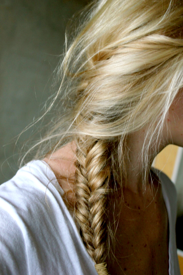 Rien de tel qu'une coiffure recherch�e l�g�rement d�coiff�e pour accompagner une pi�ce casual !