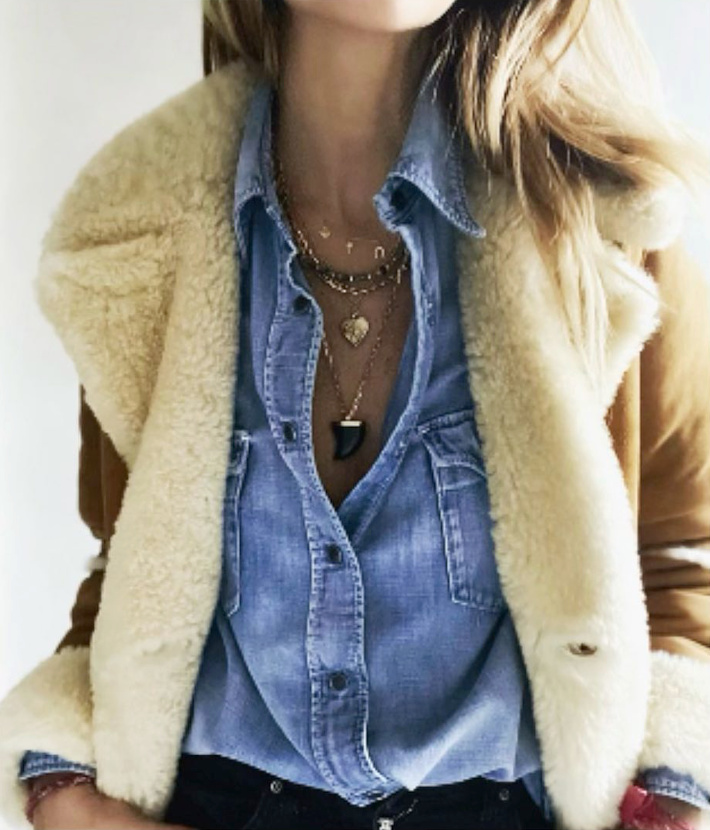 Veste en shearling + chemise en jean + colliers = le bon mix