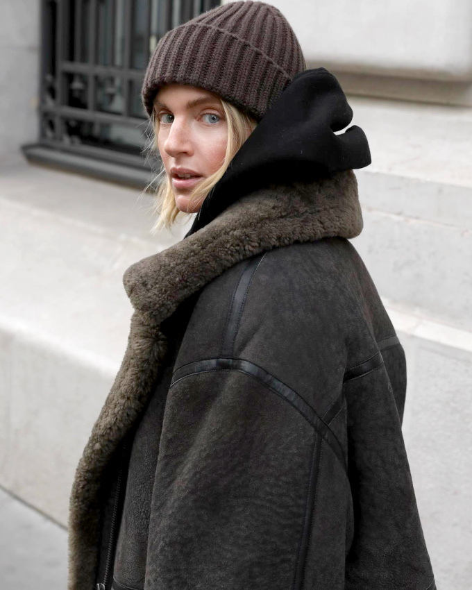 Oui au mix warmy m�lant bonnet, capuche et peau lain�e !