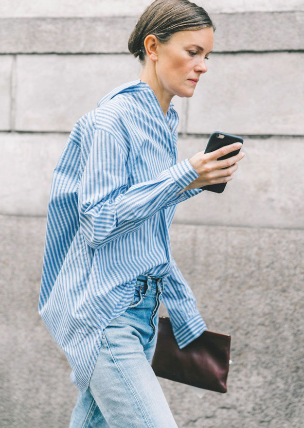 L�g�rement bascul�e vers l'arri�re, la chemise masculine gagne en caract�re