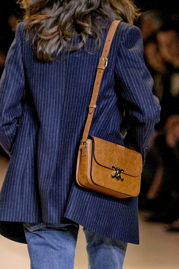 Blazer bleu � rayures + petit sac marron = le bon mix