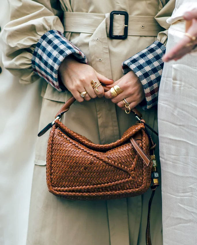 Cuir tress� + volume contemporain = le bon mix