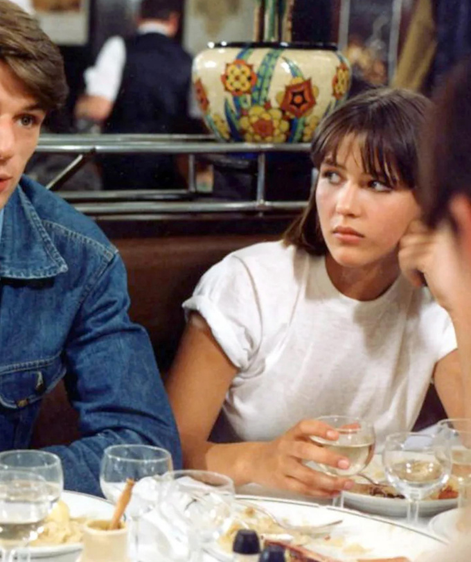 Oui au tee-shirt blanc roulott� haut sur le bras !