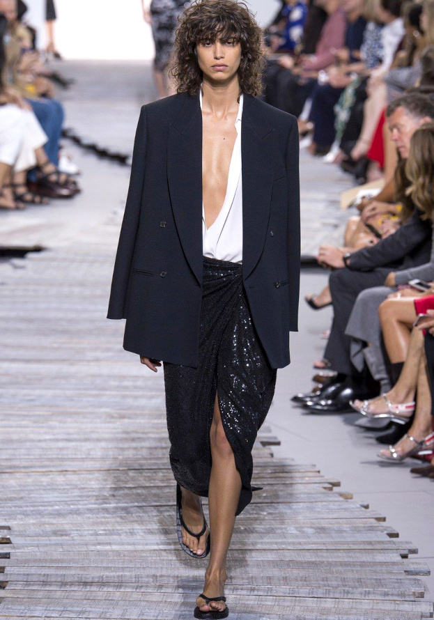 Oui au t�lescopage entre tongs, jupe � sequins et pi�ces classiques !