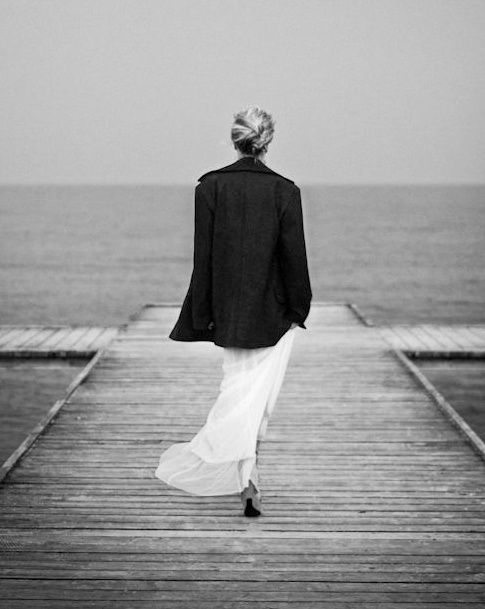 Difficile de faire plus f�minin qu'une robe diaphane r�chauff�e au creux d'un caban...