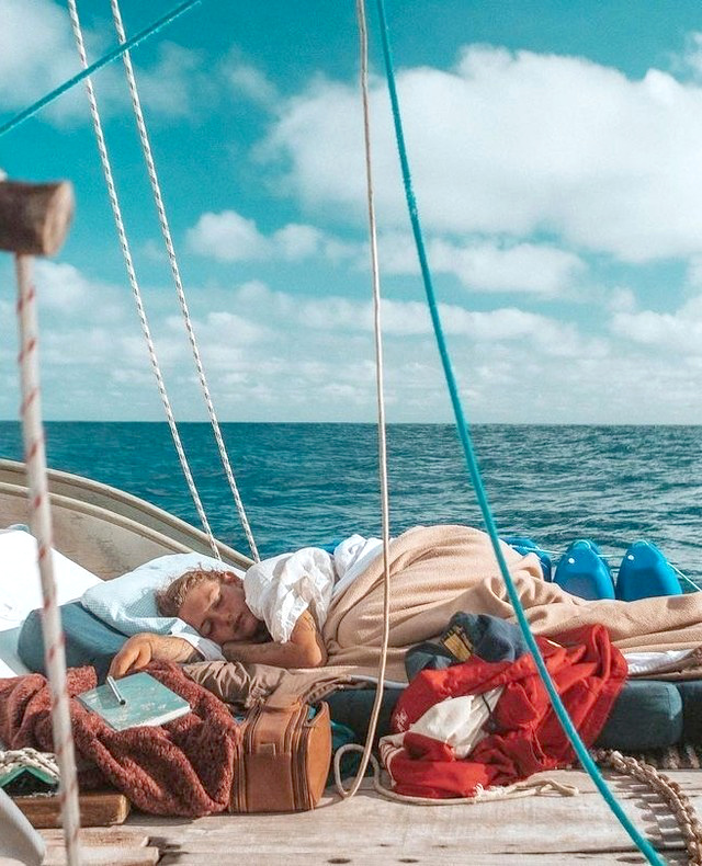 Un catamaran, la pleine mer, un matelas, de quoi crire... what else ?