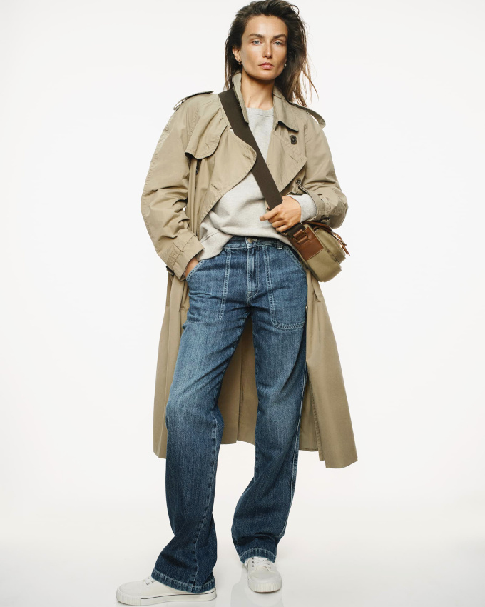 Jean large se cassant bien sur la chaussure + baskets blanches + trench camel = le bon mix