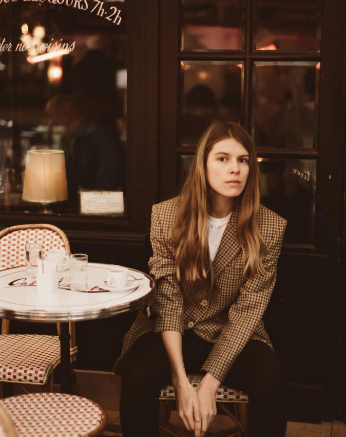Blazer  petits carreaux + tee-shirt blanc + terrasse de caf = le bon mix