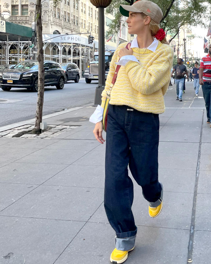 Jean brut + jaune ple + touches de blanc = le bon mix