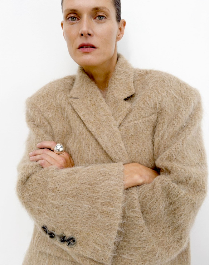 Mlant texture moelleuse et coupe faussement masculine, ce manteau a tout bon !