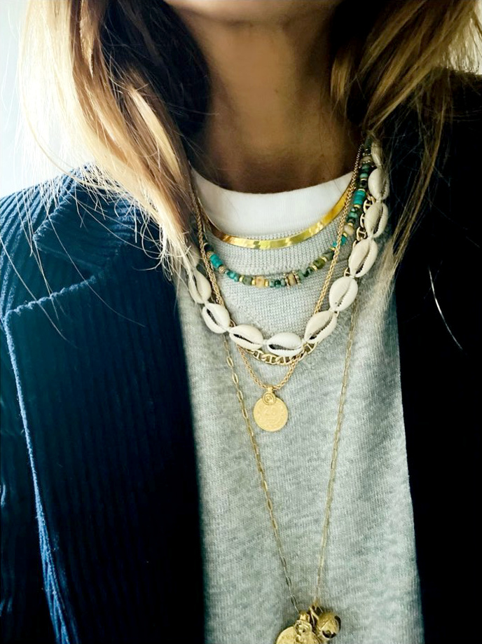 Blazer en velours + sweat + collier de coquillages = le bon mix