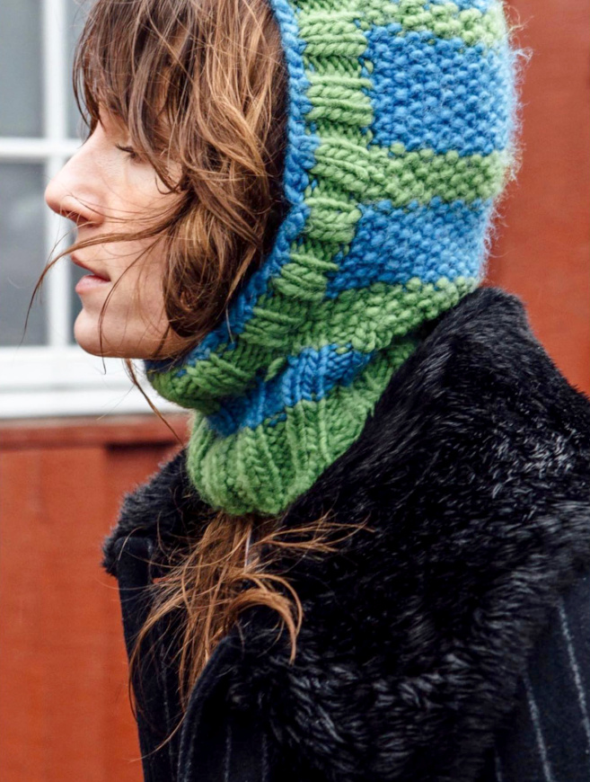 Fausse fourrure + cagoule colore = le bon mix