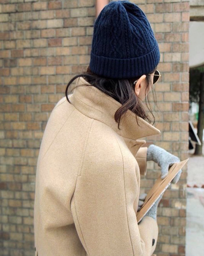 Pardessus camel et bonnet bleu marine : un duo certes classique mais infiniment efficace !