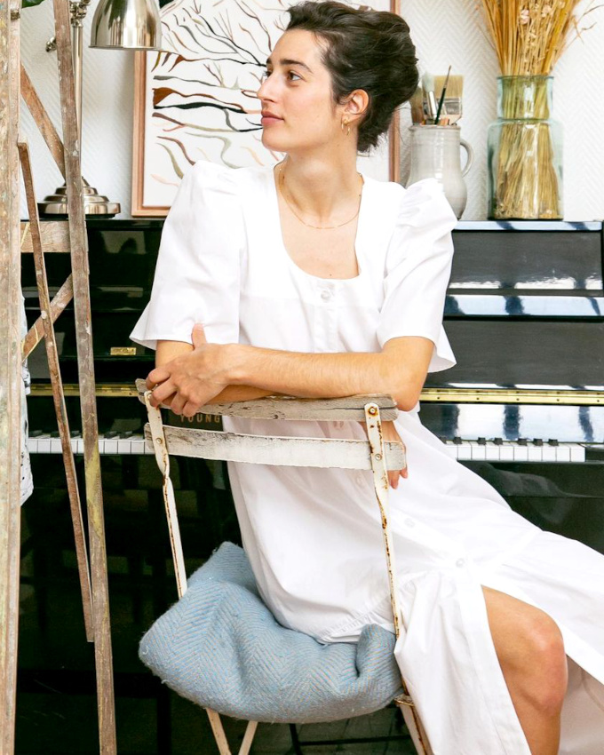 Entre port de tte gracieux, simplicit lumineuse et coiffure fminine, Célia Bruneau blouit