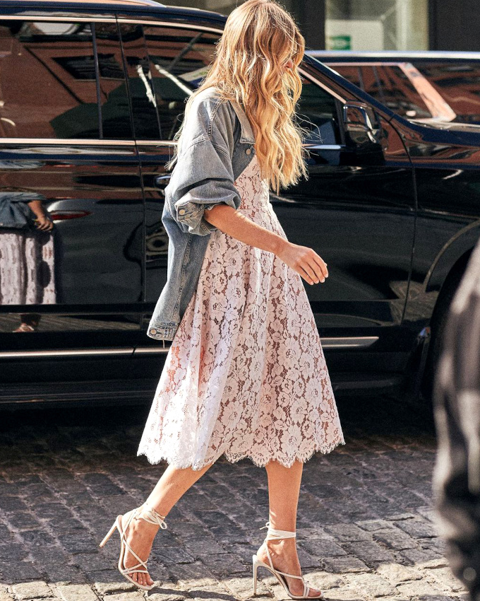 Mlant robe rtro midi et veste en jean trop grande, ce duo a tout bon !