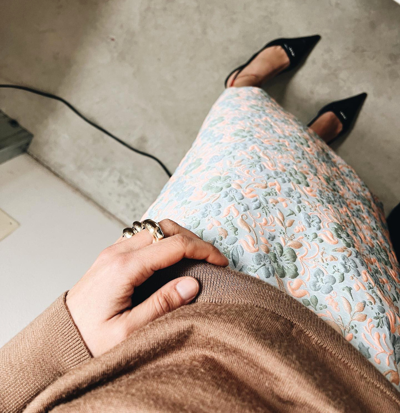 Toujours apaiser ses jupes midi kitsch au contact d'un pull fin tout simple !