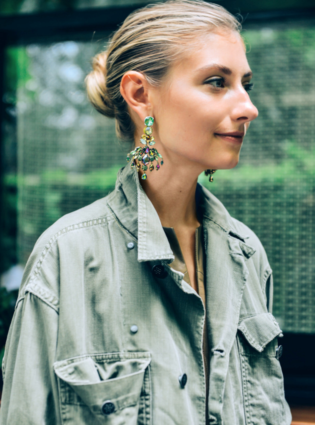 Veste army + boucles d'oreilles baroques = le bon mix