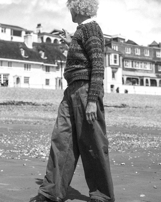 Mlant pantalon large tout terrain et pull court hors tendance, ce look a tout bon !