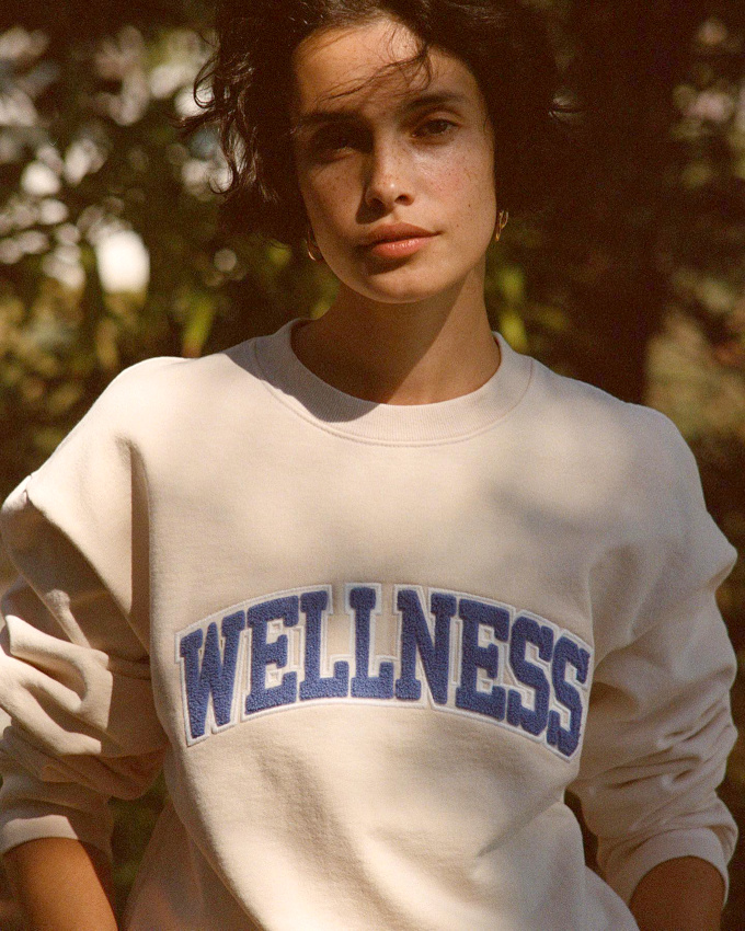 On pique avec plaisir aux nineties le duo sweat/boucles d'oreilles !