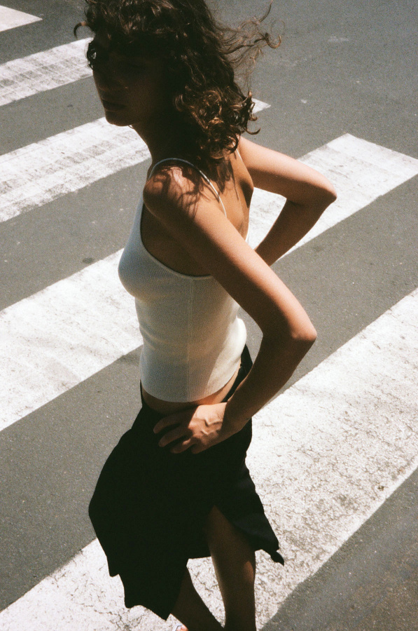 Dbardeur + jupe fendue = le bon mix