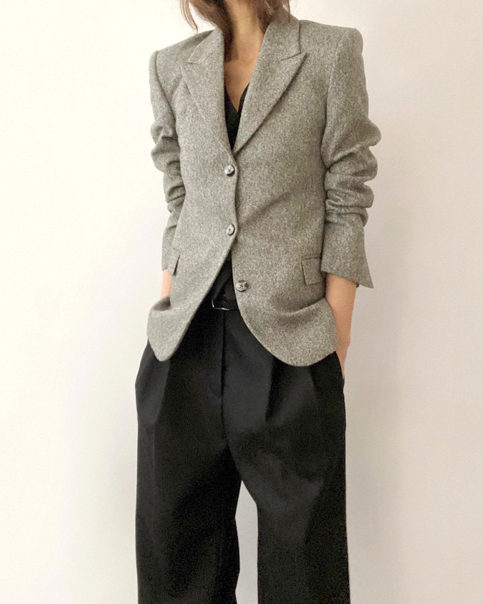 Pantalon de costume un brin large + blazer troit = le bon mix