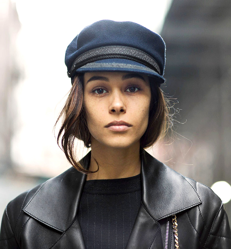 Casquette de marin bleu marine + veste en cuir noir = le bon mix