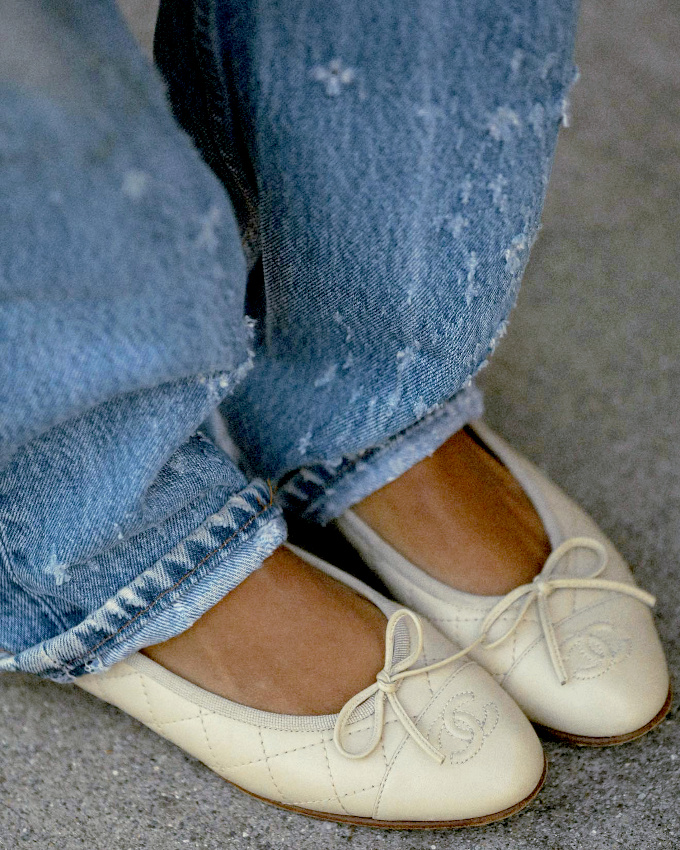 Cette saison, on n'hsite pas  tlescoper ballerines et jean large lgrement destroyed !