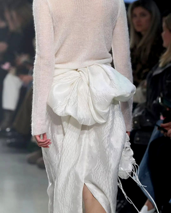 Oui  la sophistication nonchalante des silhouettes de Cecilie Bahnsen !