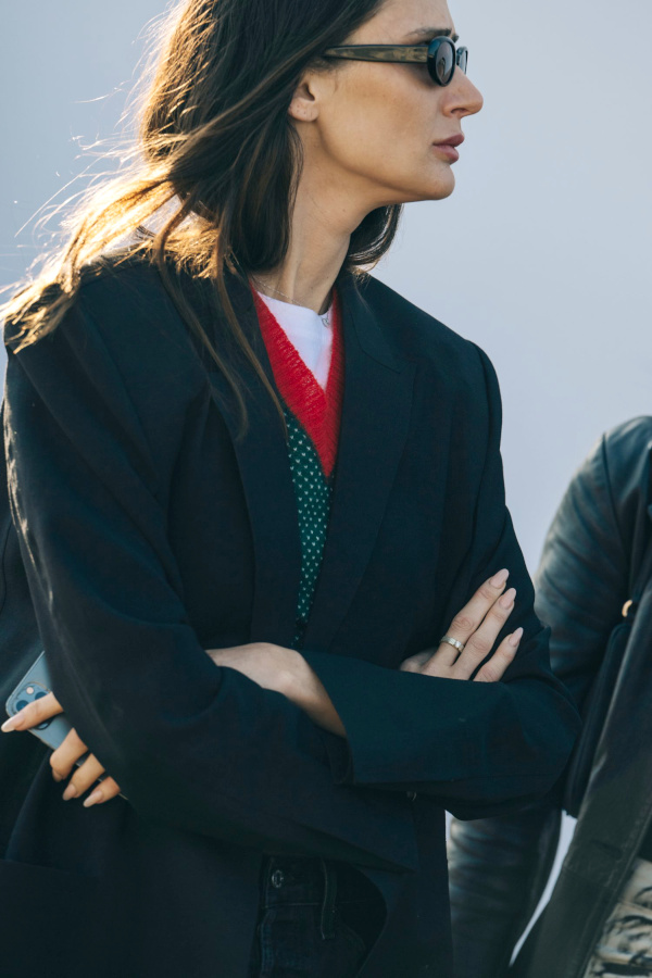 Rien de tel qu'un petit pull dsuet gliss sous un blazer classique !