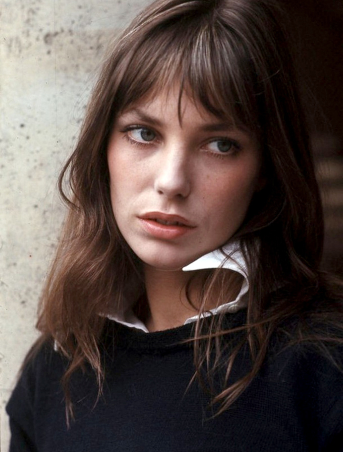 Pull bleu marine col rond + chemise blanche d'homme = le bon mix