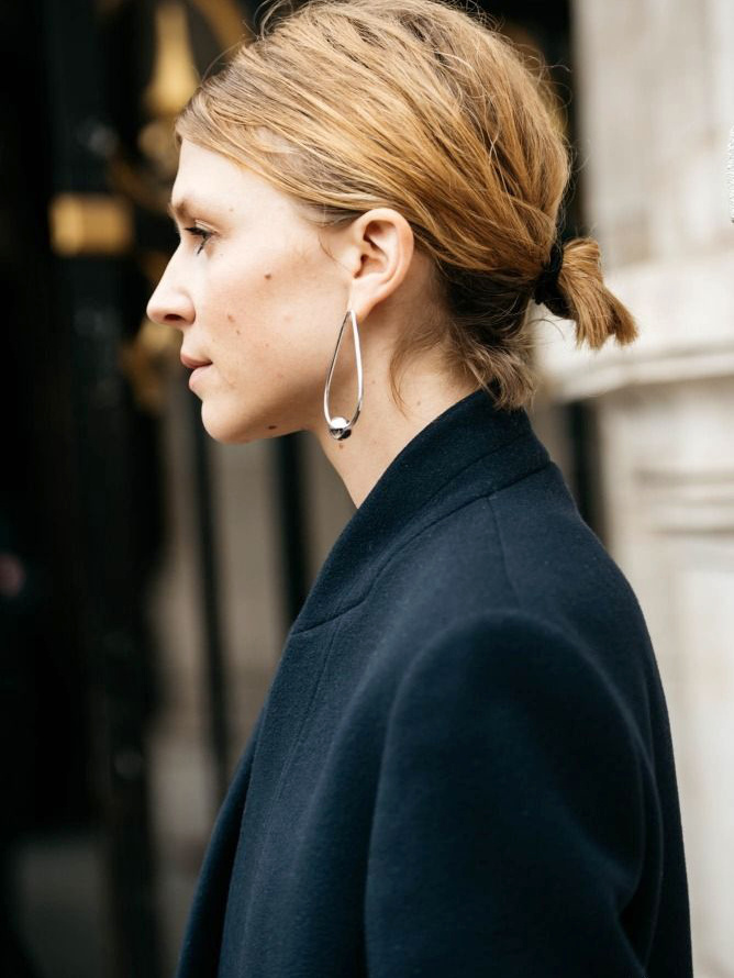 Minimalisme + coiffure sage + bijoux = le bon mix