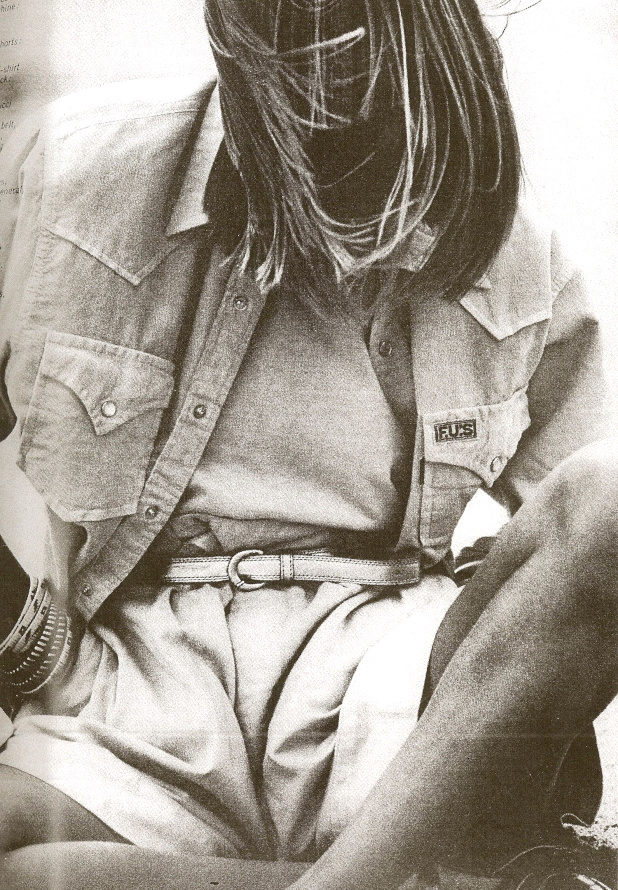 Accumulation de bracelets + casualness = le bon mix