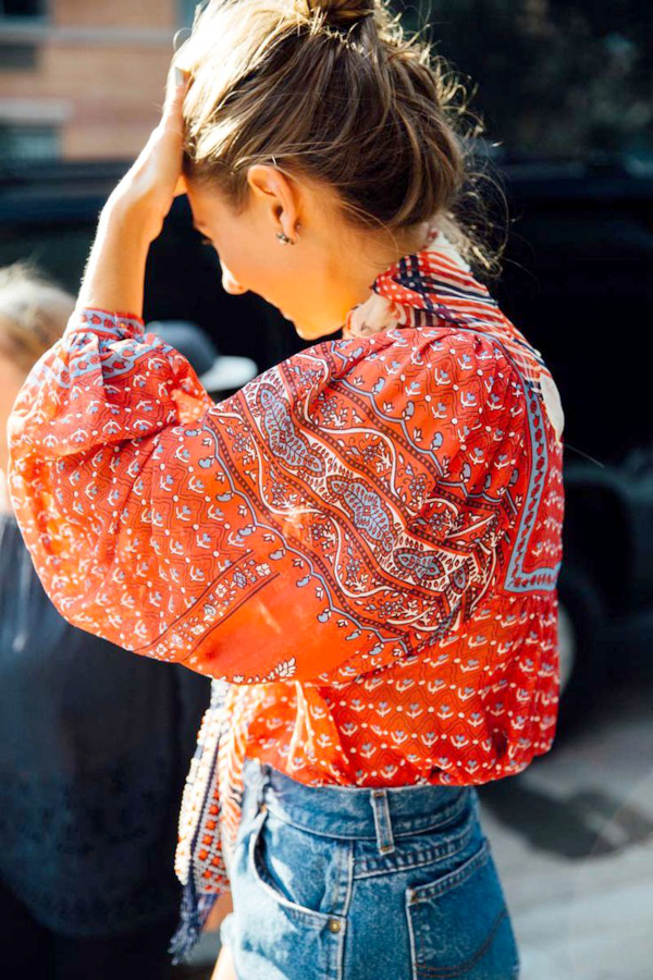 Jean taille haute + ample blouse imprime = le bon mix