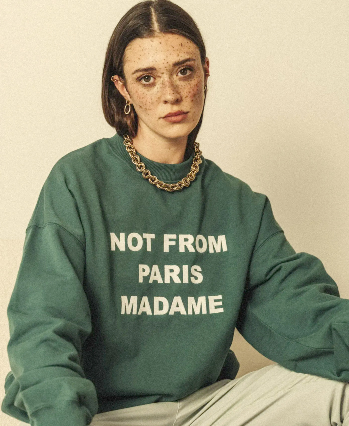 Sweat vert + collier nineties + taches de rousseur = le bon mix