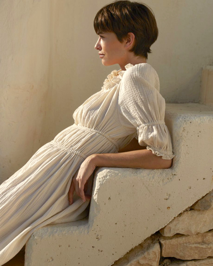 Rien de tel qu'une coupe courte pour twister une robe romantique !