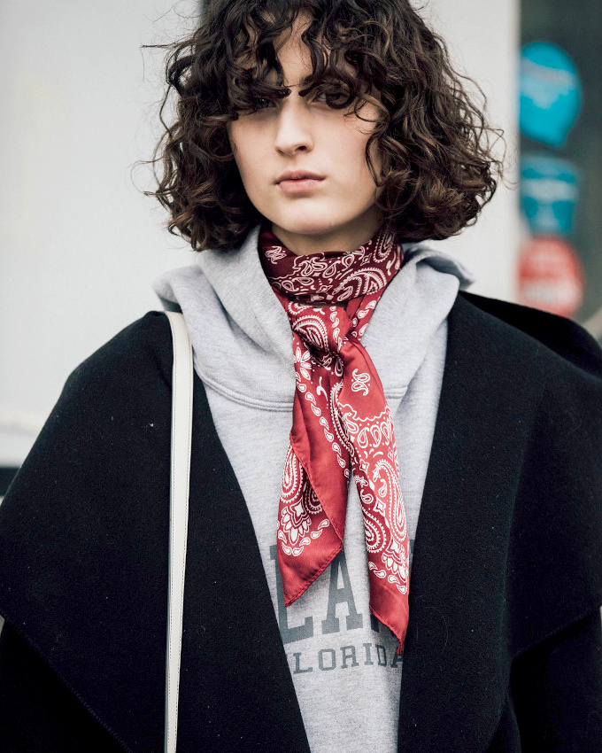 Bandana soyeux + sweat � capuche = le bon mix