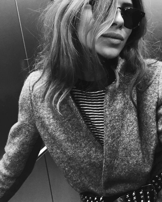 Oui au blazer port crois et maintenu par une large ceinture !