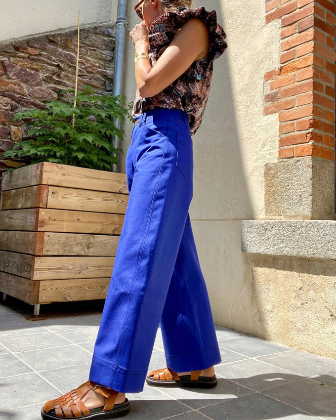 M�lant taille haute, jambes larges et bleu indigo, ce pantalon a tout bon !