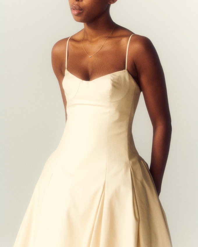 M�lant romantisme et minimalisme, cette robe a tout bon !