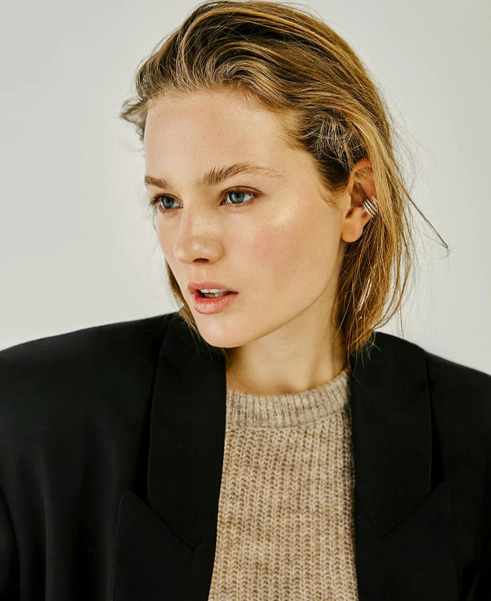 Bijou tribal chic + tailoring + maille cosy = le bon mix